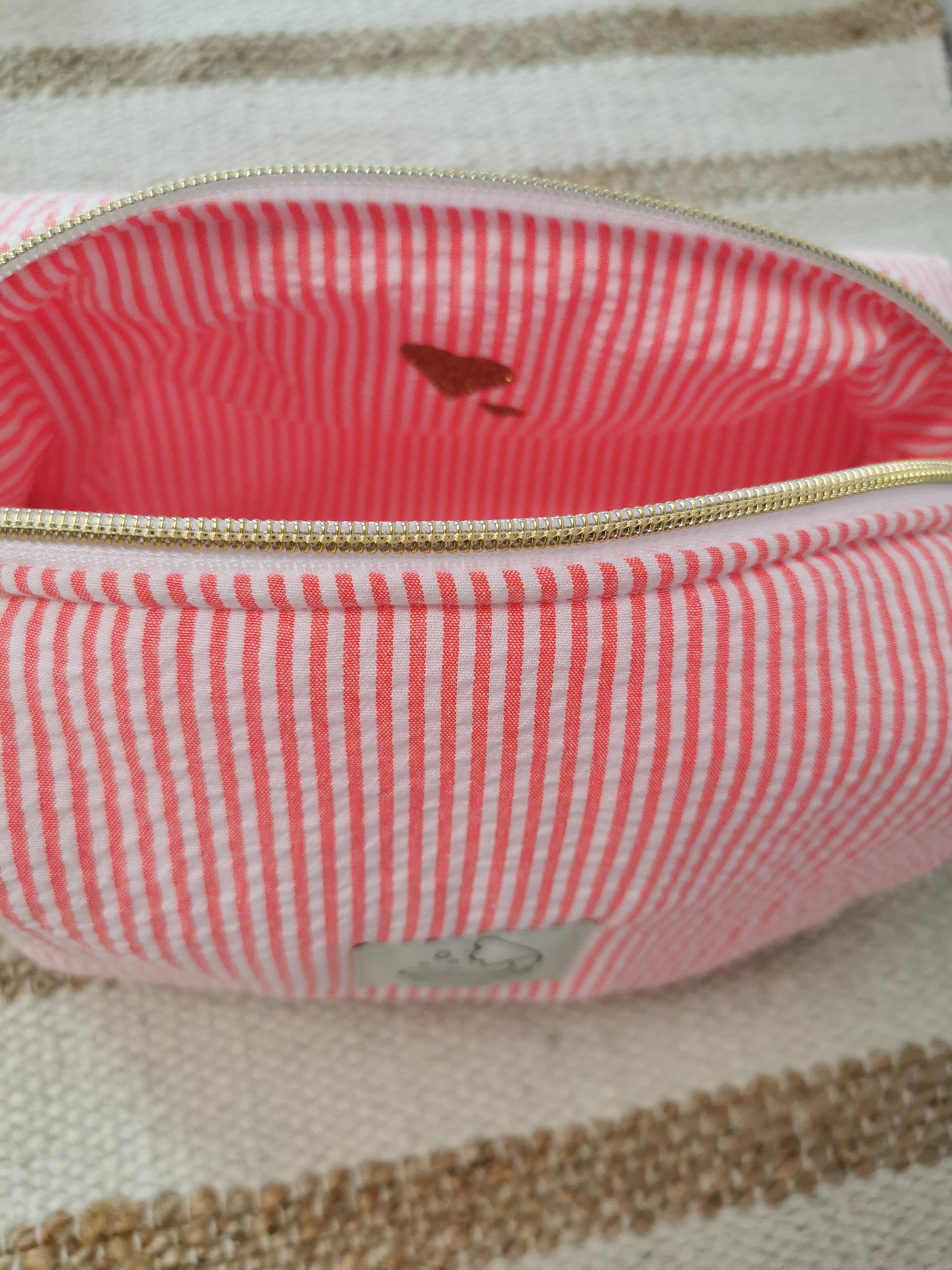 Trousse de Toilette Rayée Corail – Fraîche, Élégante & Pleine de Pep’s 🌸