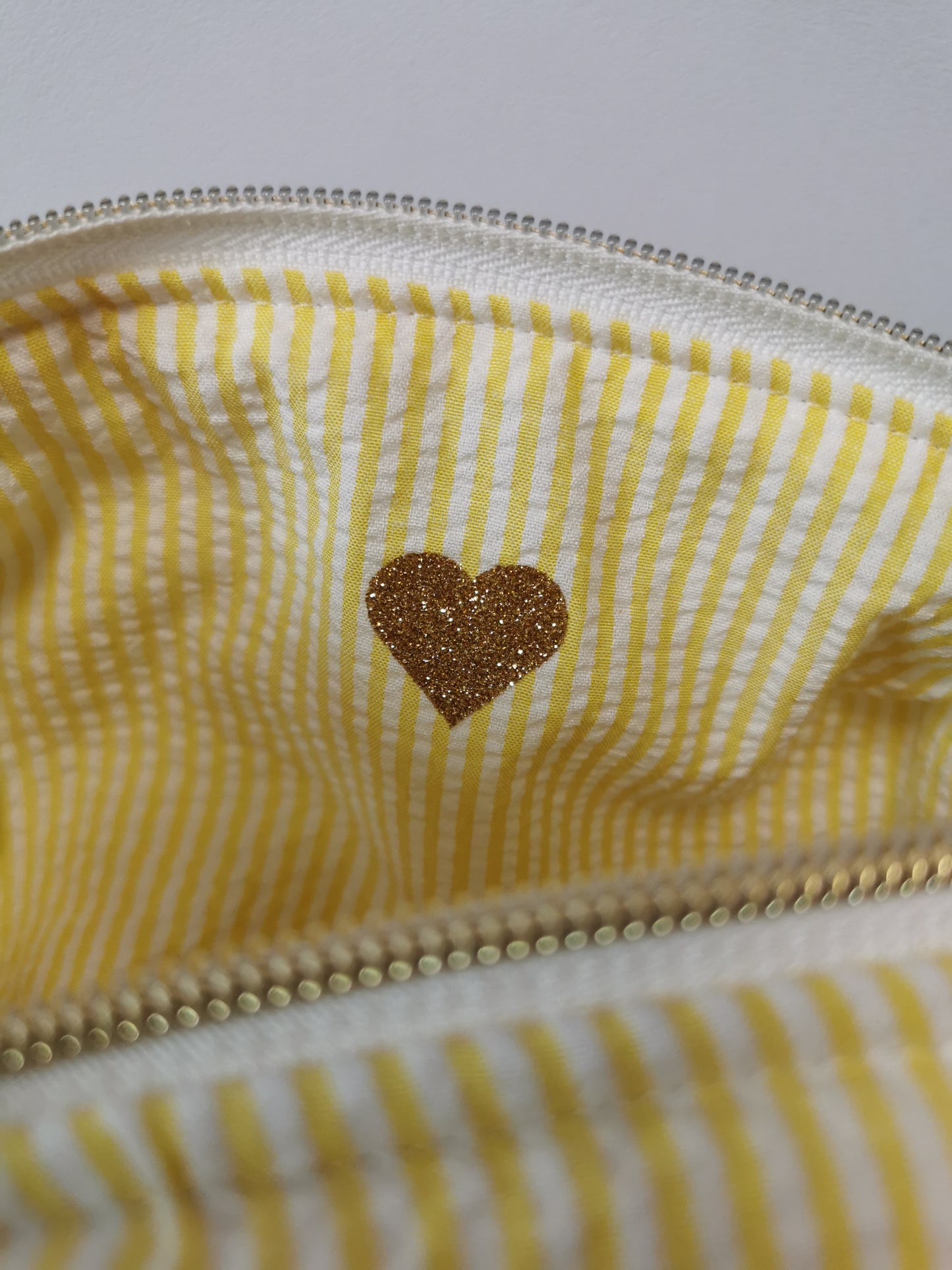 Trousse de Toilette Rayée Jaune – Pratique, Élégante & Pleine de Soleil ☀️