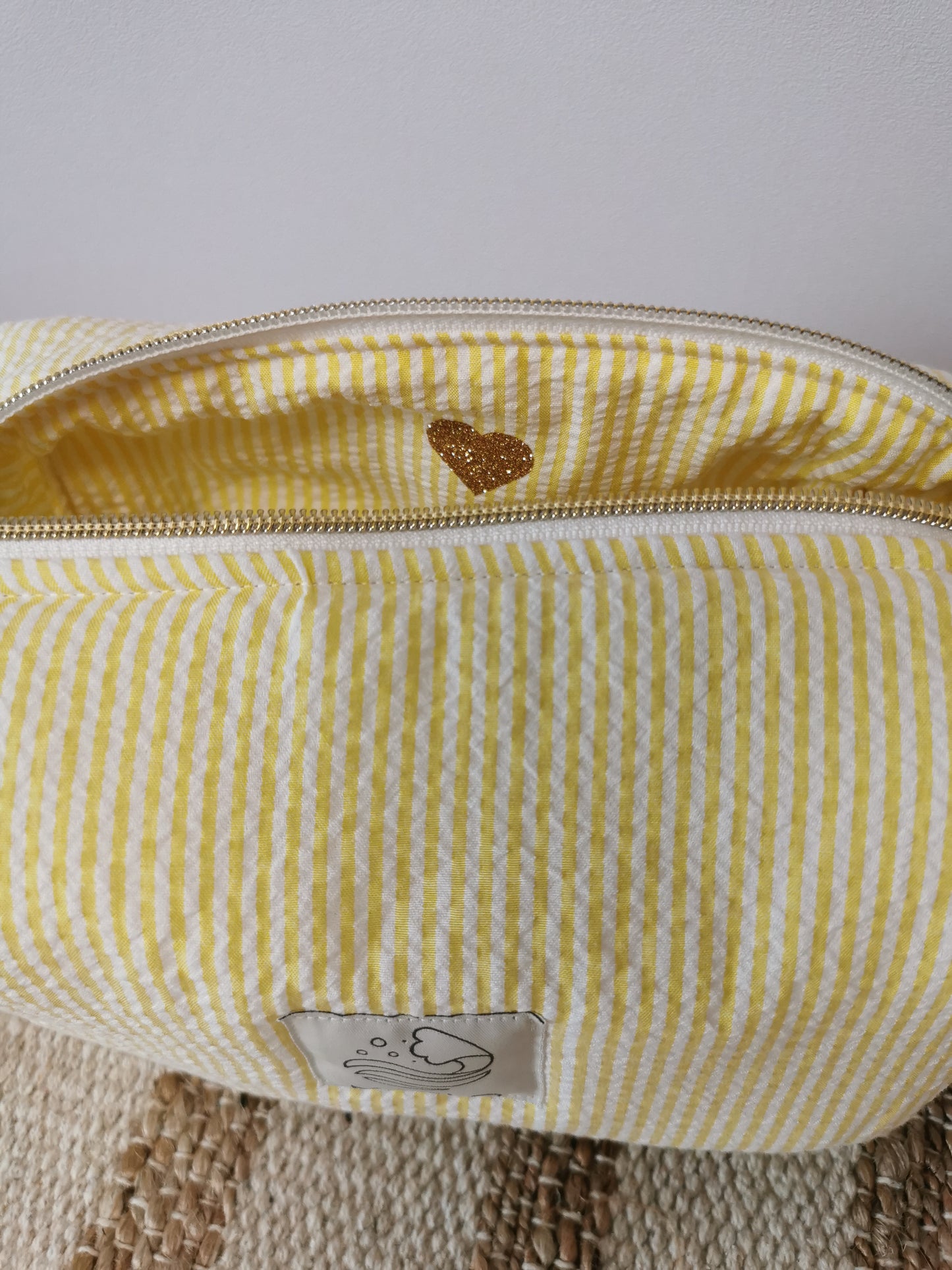 Trousse de Toilette Rayée Jaune – Pratique, Élégante & Pleine de Soleil ☀️