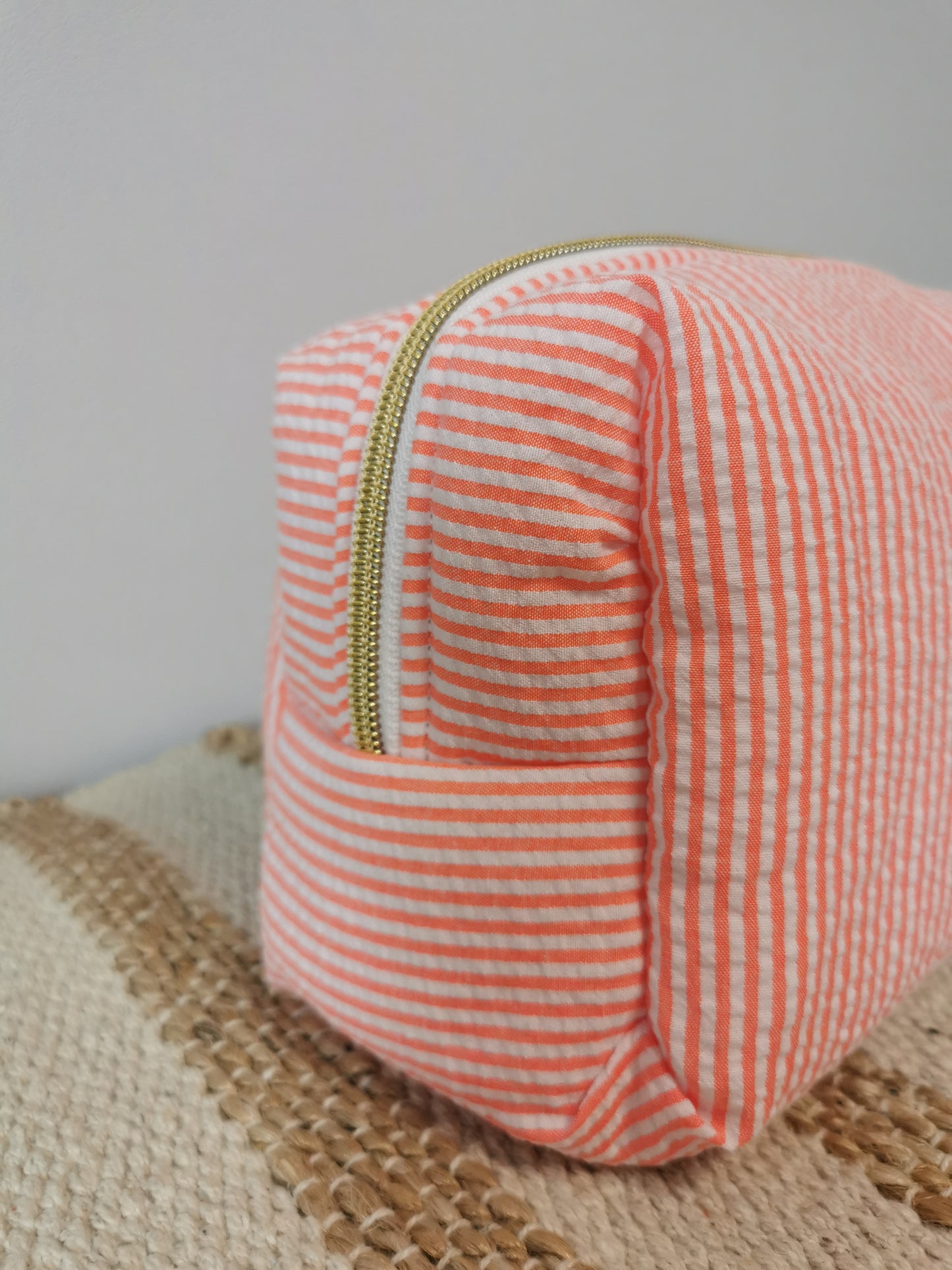 Trousse de Toilette Rayée Corail – Fraîche, Élégante & Pleine de Pep’s 🌸