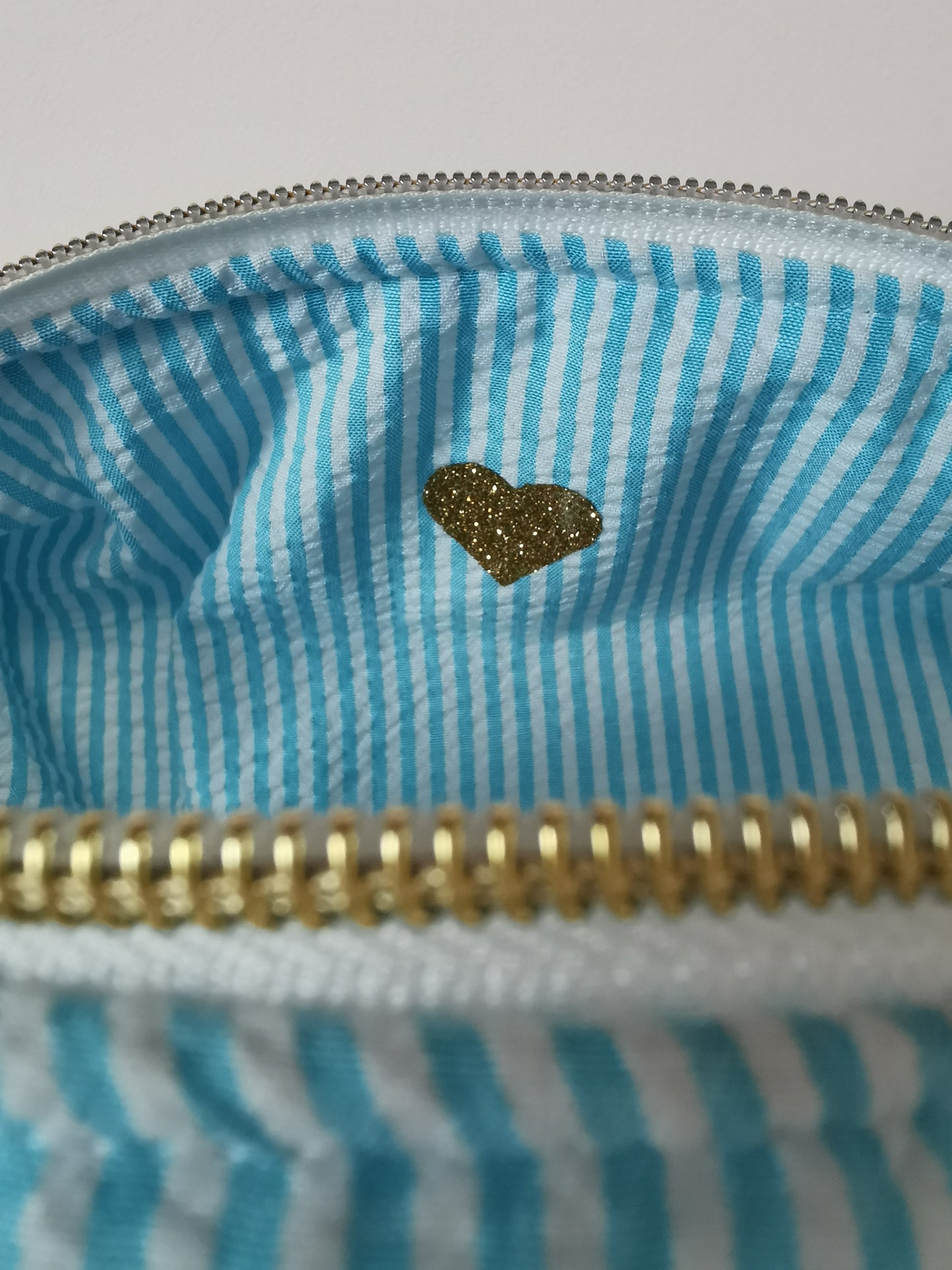 Trousse de Toilette Rayée Bleu – Chic, Rafraîchissante & Intemporelle 🌊