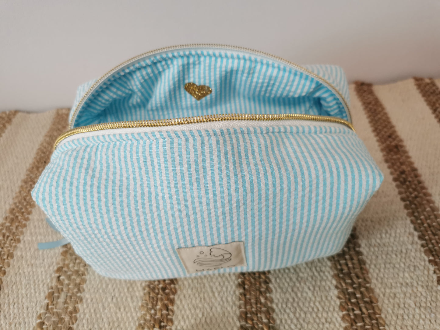 Trousse de Toilette Rayée Bleu – Chic, Rafraîchissante & Intemporelle 🌊
