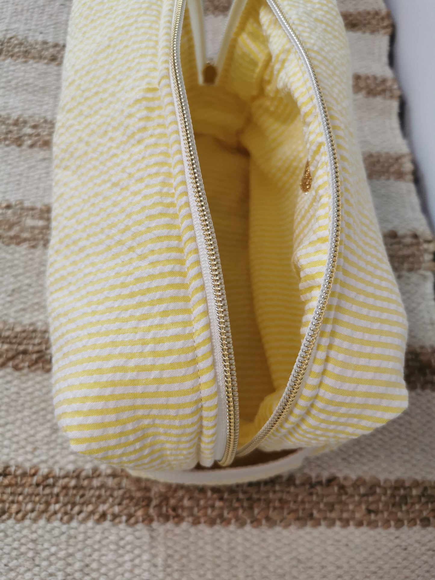 Trousse de Toilette Rayée Jaune – Pratique, Élégante & Pleine de Soleil ☀️