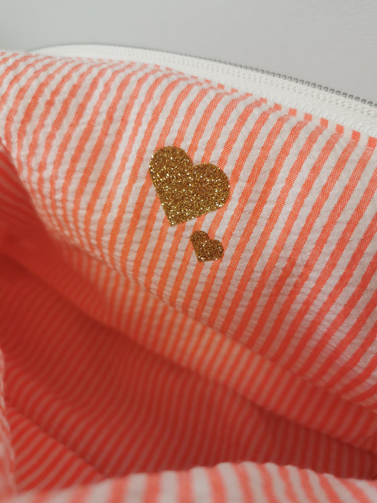 Trousse de Toilette Rayée Corail – Fraîche, Élégante & Pleine de Pep’s 🌸
