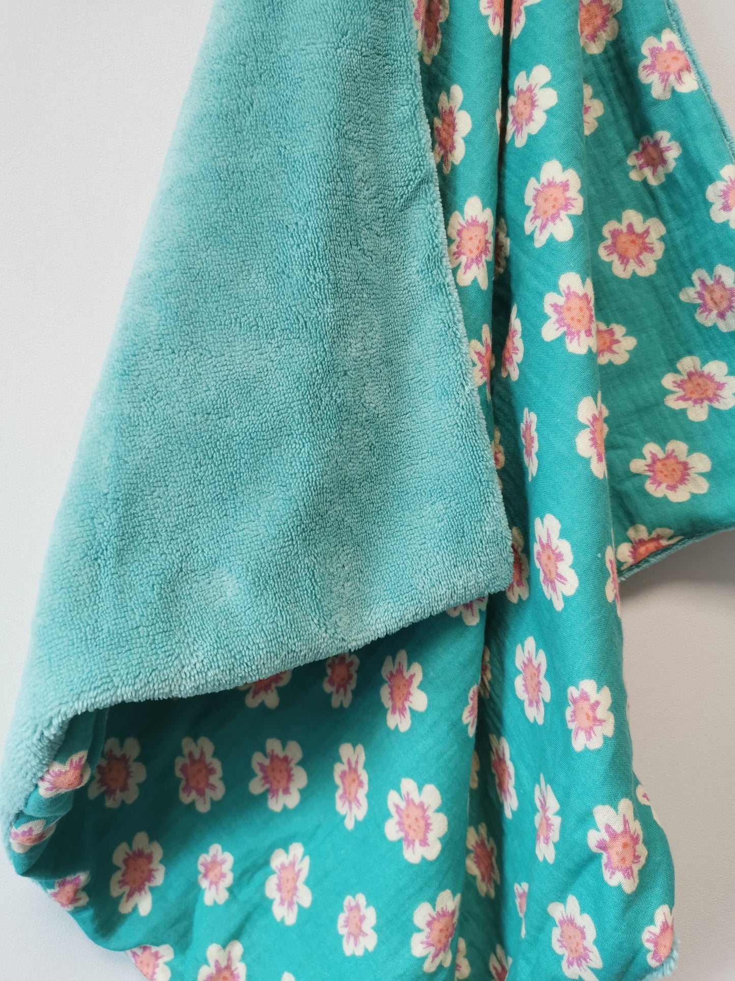 Cape / serviette de bain bébé motifs bleu et rose