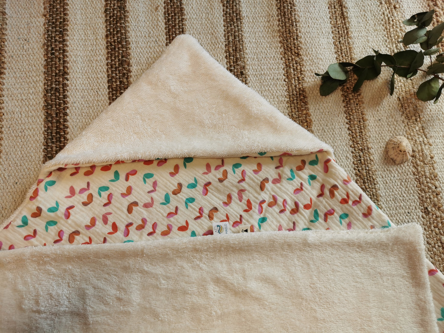 Cape / serviette de bain bébé motifs cœur écru