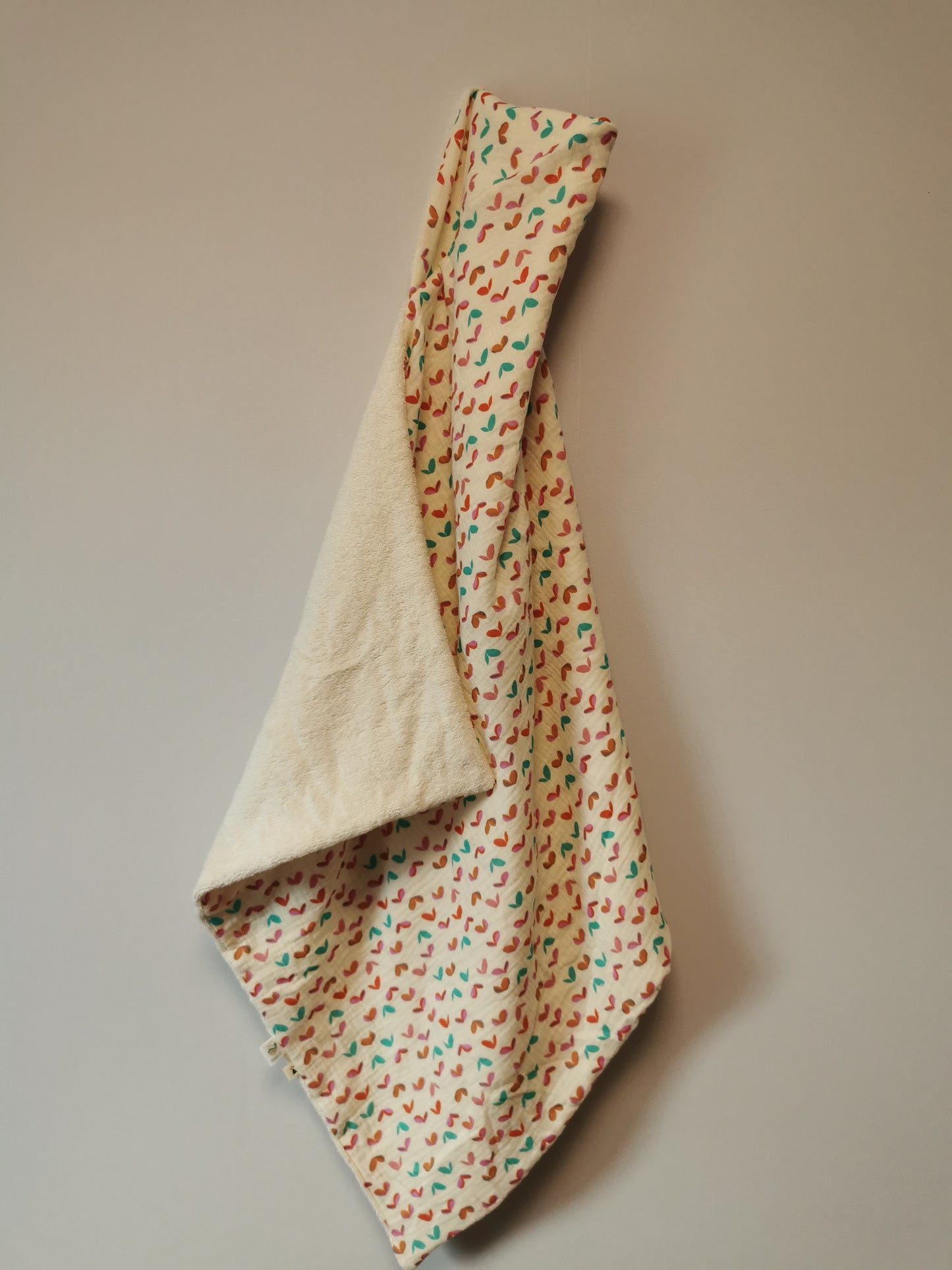 Cape / serviette de bain bébé motifs cœur écru