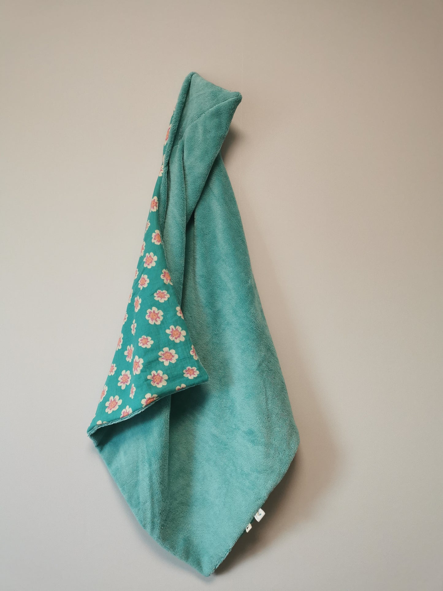 Cape / serviette de bain bébé motifs bleu et rose