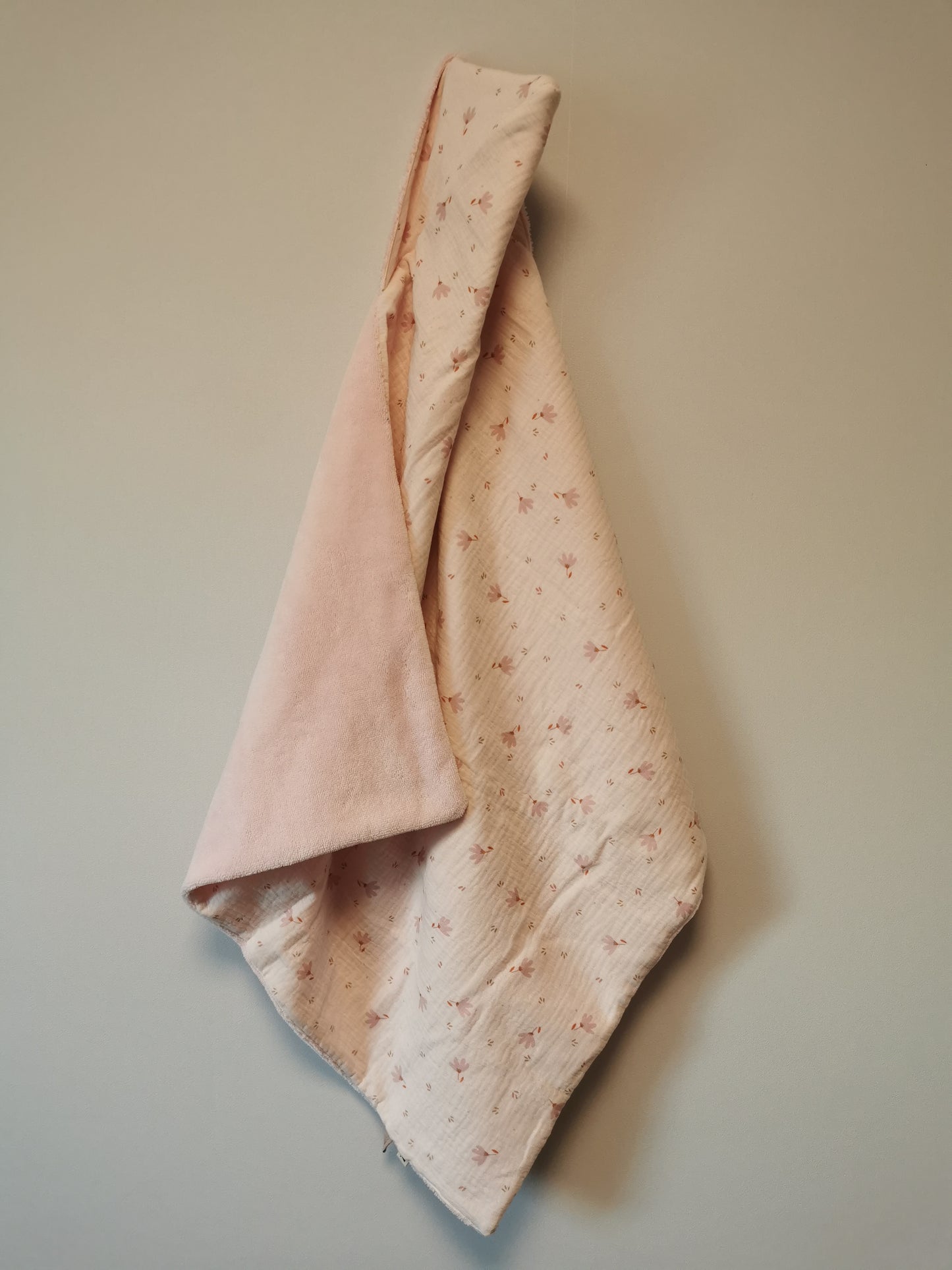 Cape / serviette de bain bébé motifs fleurs