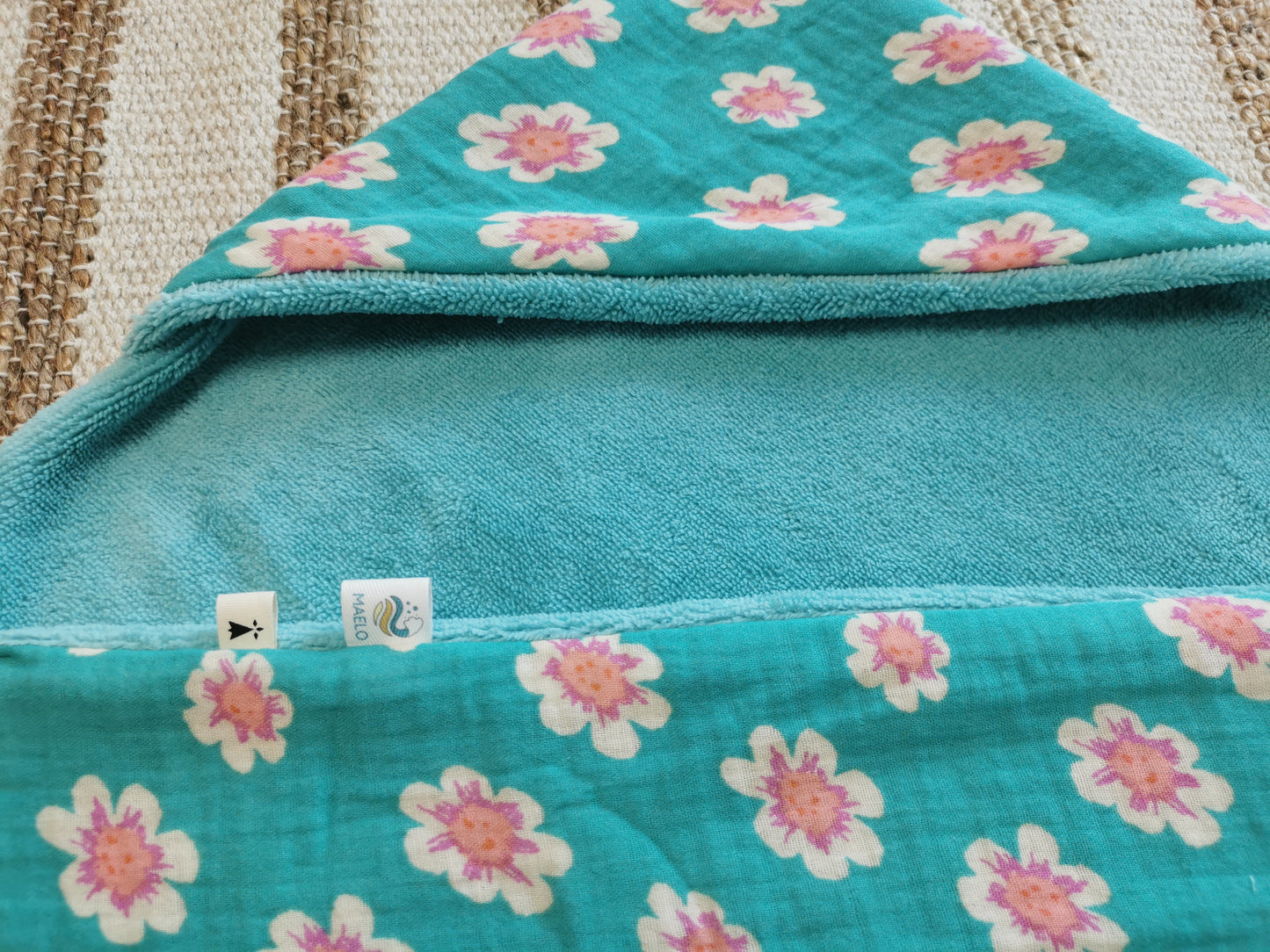 Cape / serviette de bain bébé motifs bleu et rose