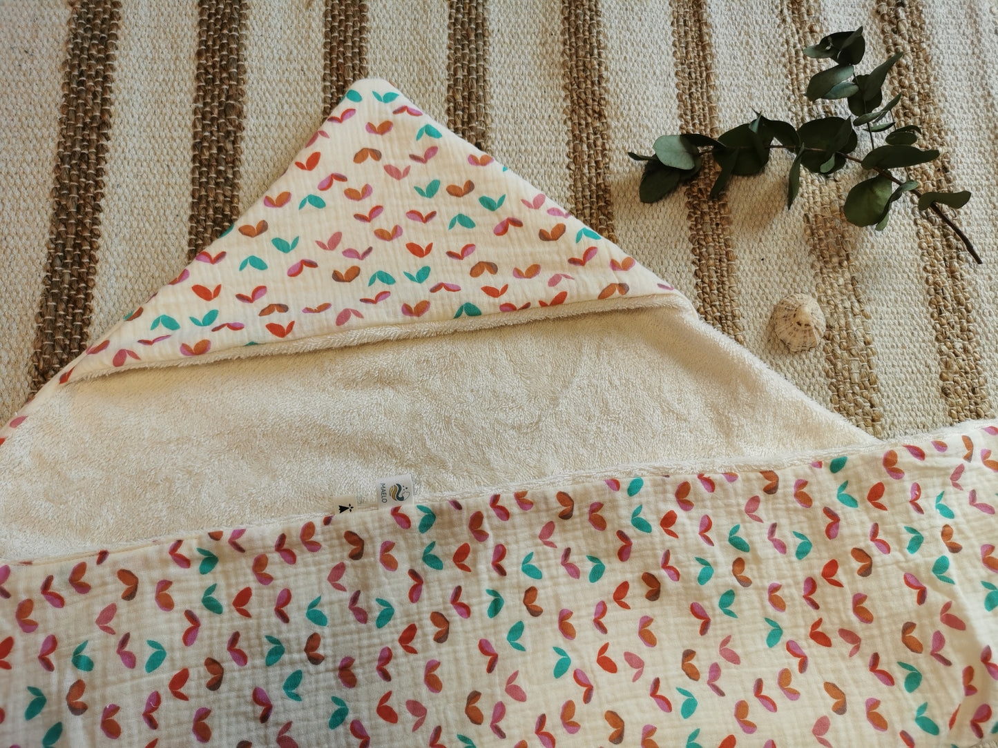 Cape / serviette de bain bébé motifs cœur écru