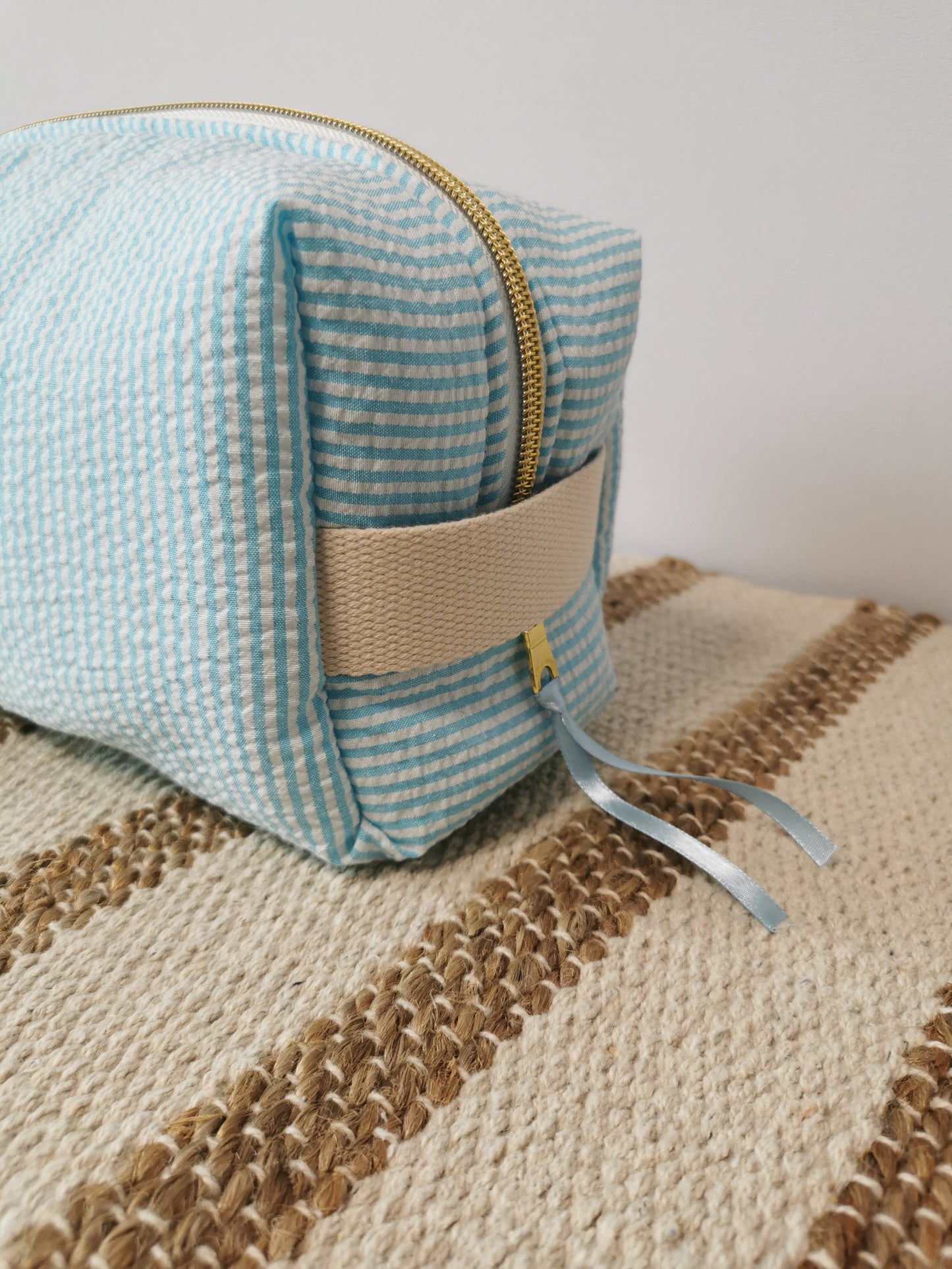 Trousse de Toilette Rayée Bleu – Chic, Rafraîchissante & Intemporelle 🌊