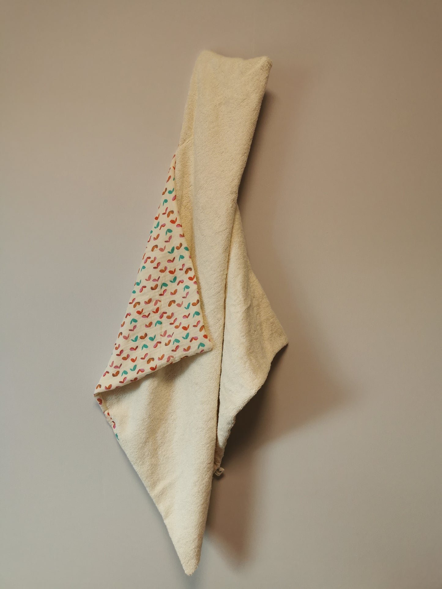 Cape / serviette de bain bébé motifs cœur écru