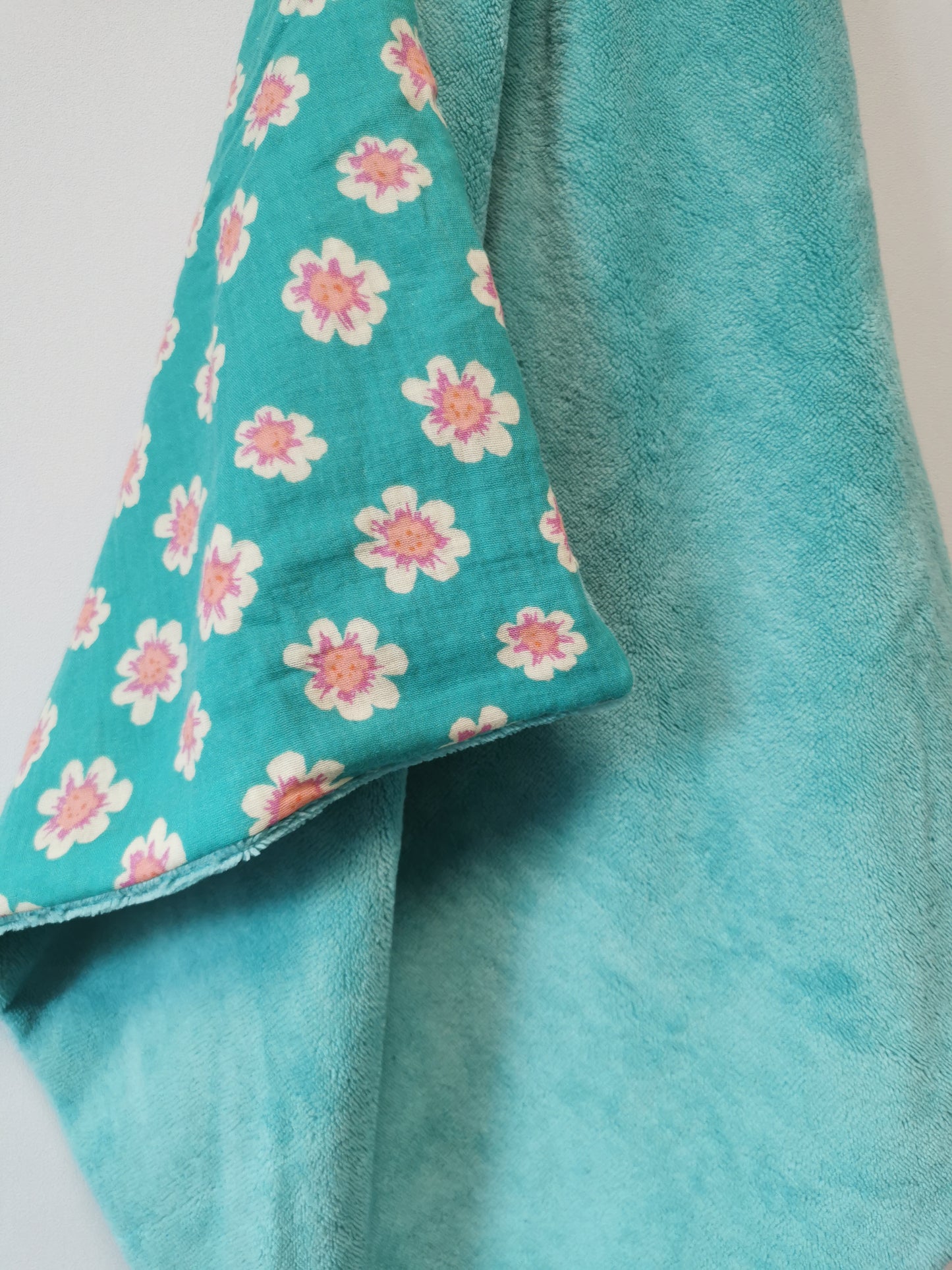 Cape / serviette de bain bébé motifs bleu et rose