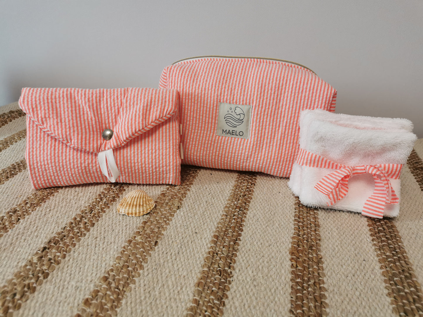 Trousse de Toilette Rayée Corail – Fraîche, Élégante & Pleine de Pep’s 🌸