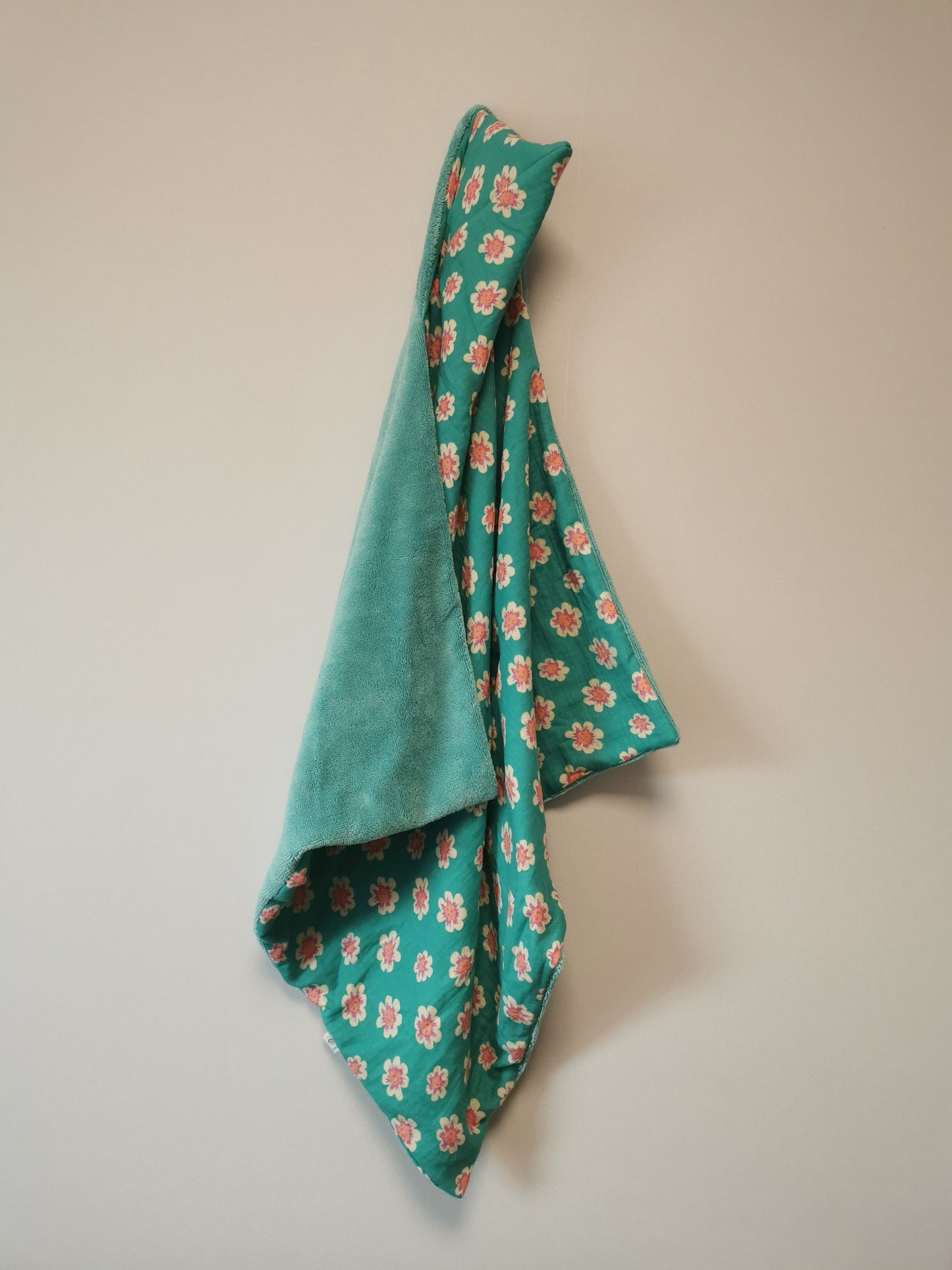 Cape / serviette de bain bébé motifs bleu et rose